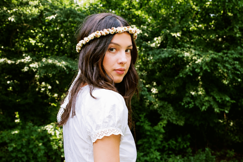 Olivia-Rodrigo-wearing-a-daisy-flower-crown-from-the-Daisy-Chain-Fields-Etsy-collection
