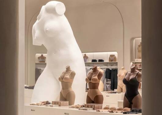 Vanessa-Beecroft-torso-sculpture-inside-the-SKIMS-Regent-Street-flagship_-surrounded-by-mannequins-m