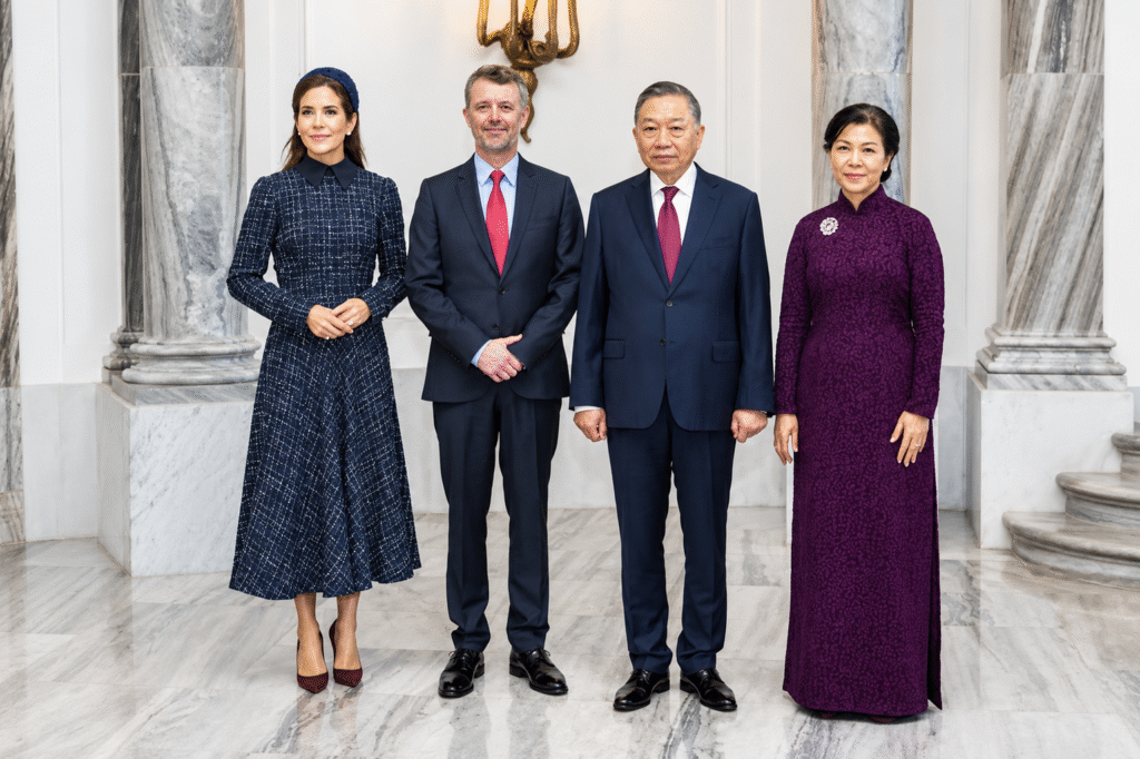 Queen-Mary-and-King-Frederik-X-of-Denmark-pose-with-Vietnams-President-To-Lam-and-First-Lady-Ngo-Phuong-Ly-at-a-palace-reception.