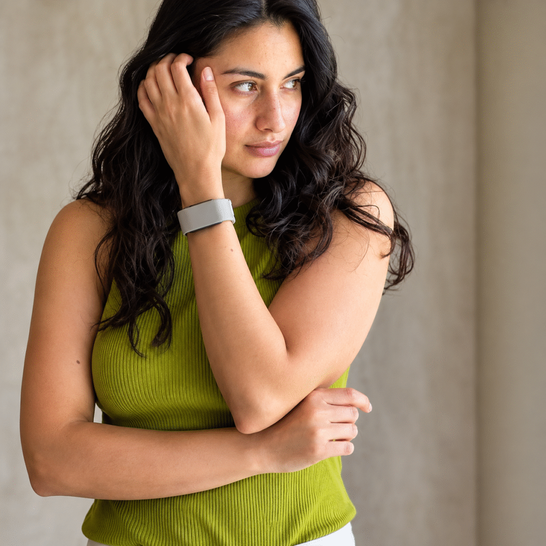 Woman-wearing-a-light-grey-screenless-fitness-band